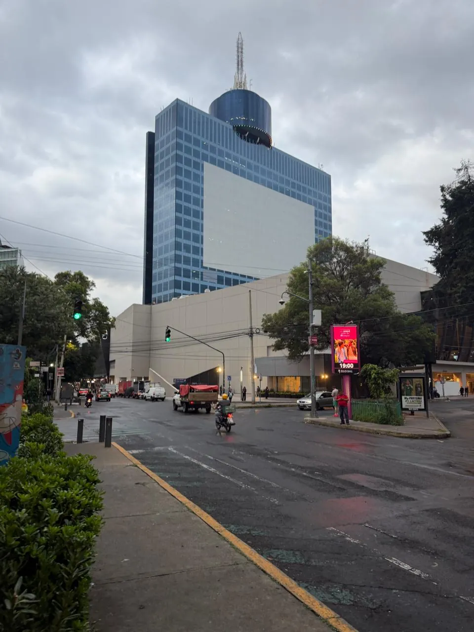 Torre del World Trade Center de la Ciudad de México vista desde la calle, bajo cielo nublado.