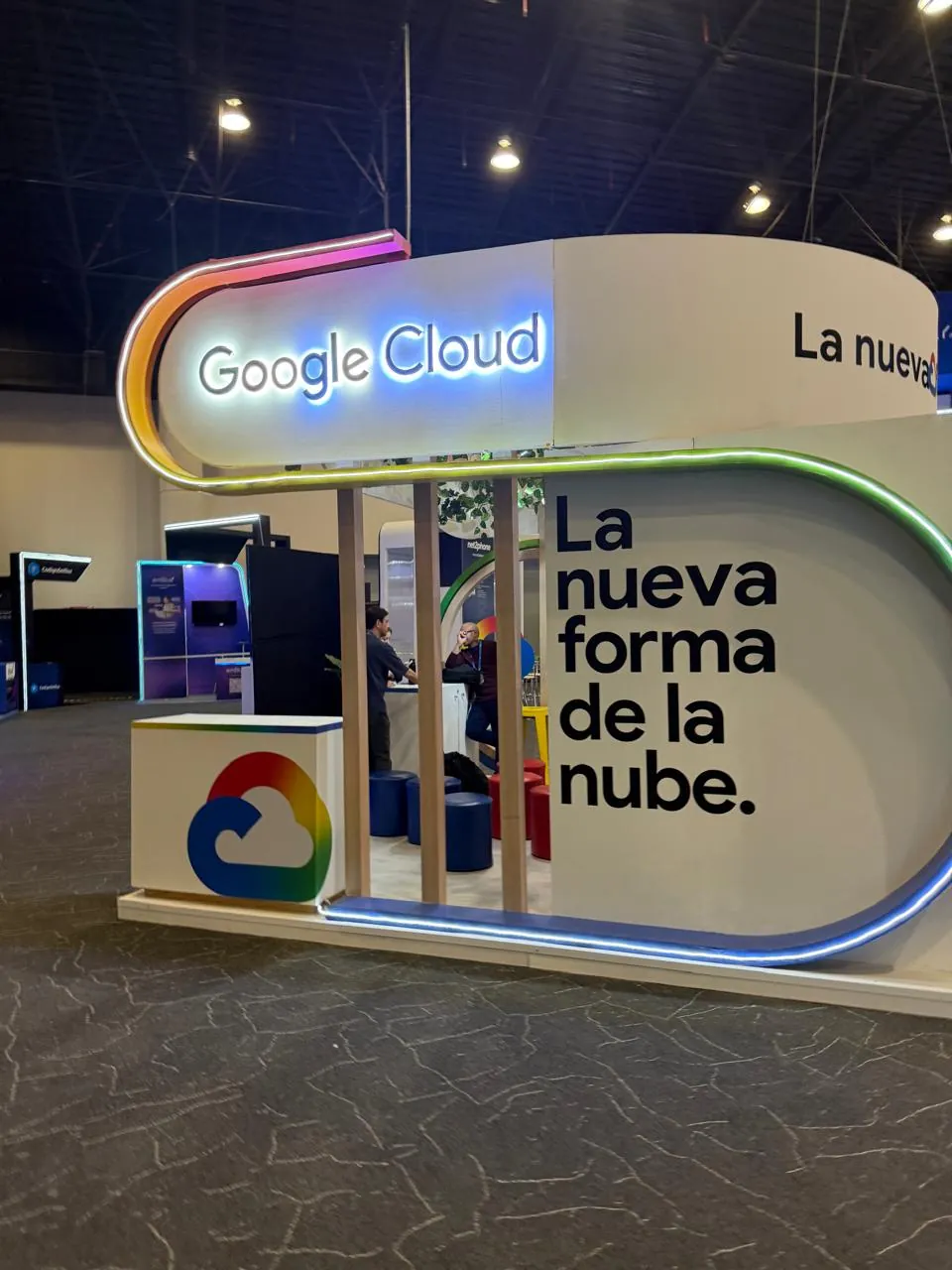 Stand curvo de Google Cloud con el lema «La nueva forma de la nube» en tipografía grande.